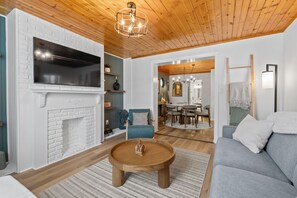 Smart TV, books, stereo, computer monitors - Wellness Retreat - Hot Tub • Fire Pit • Outdoor TV (Columbus)