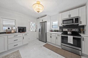 Fridge, microwave, oven, stovetop - Wellness Retreat - Hot Tub • Fire Pit • Outdoor TV (Columbus)