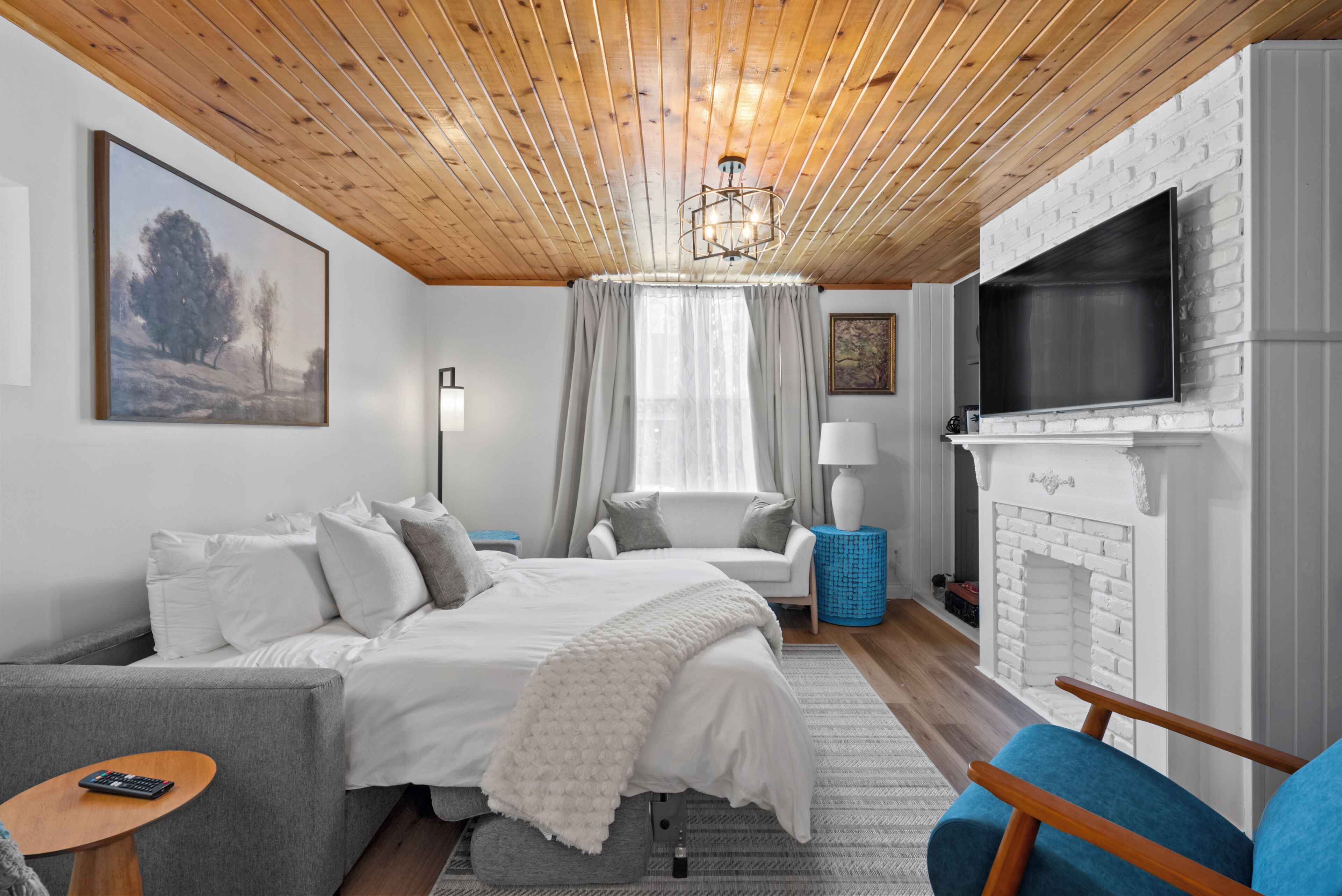 Smart-TV, Bücher, Stereoanlage, Computerbildschirme