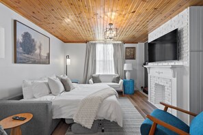 Smart TV, books, stereo, computer monitors - Wellness Retreat - Hot Tub • Fire Pit • Outdoor TV (Columbus)