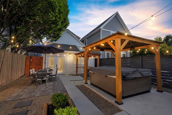 Outdoor dining - Wellness Retreat - Hot Tub • Fire Pit • Outdoor TV (Columbus)