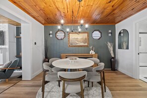 Dining - Wellness Retreat - Hot Tub • Fire Pit • Outdoor TV (Columbus)