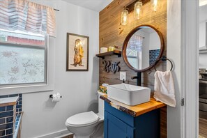 Een haardroger, handdoeken, zeep, toiletpapier