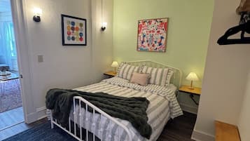 Tabla de planchar con plancha, wifi, ropa de cama