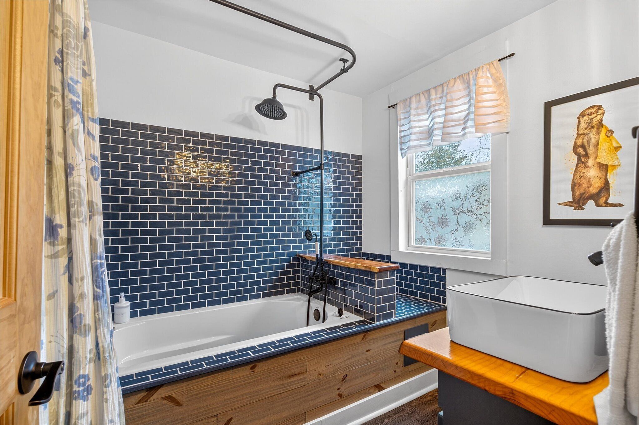 مجففات شعر، مناشف، صابون، ورق حمّام