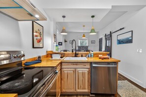 Een microgolfoven, een oven, een kookplaat, een vaatwasser