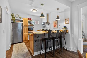 Een microgolfoven, een oven, een kookplaat, een vaatwasser