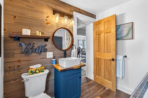 Een haardroger, handdoeken, zeep, toiletpapier