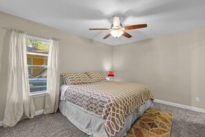 3 bedrooms, free WiFi, wheelchair access - Peaceful Lake Escape, 2023 Construction, Walk to the Water, Front Porch Views (Woodville)