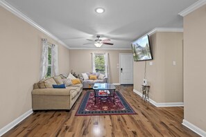 TV - Peaceful Lake Escape, 2023 Construction, Walk to the Water, Front Porch Views (Woodville)