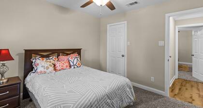 Peaceful Lake Escape, 2023 Construction, Walk to the Water, Front Porch Views