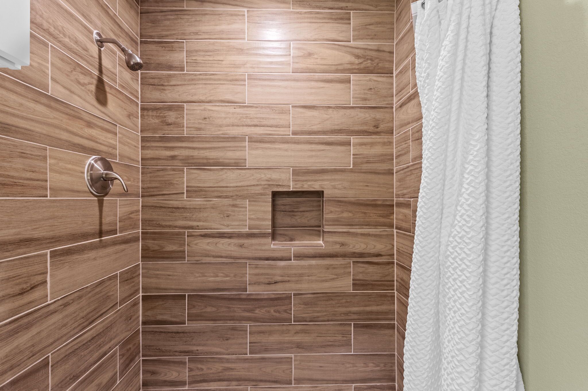 Serviettes fournies, papier toilette