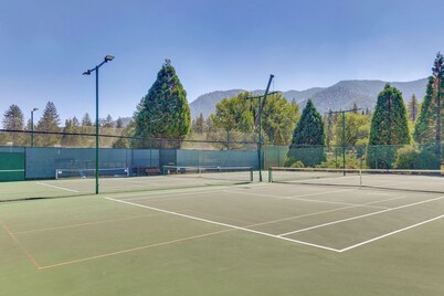 Golf & Swim! Pine Mtn Club Retreat w/ Game Area