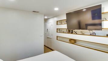 2 habitaciones, tabla de planchar con plancha, internet y ropa de cama