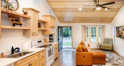 4 Cabin Retreat Sleeps 12 with Hot Tubs and Firepit