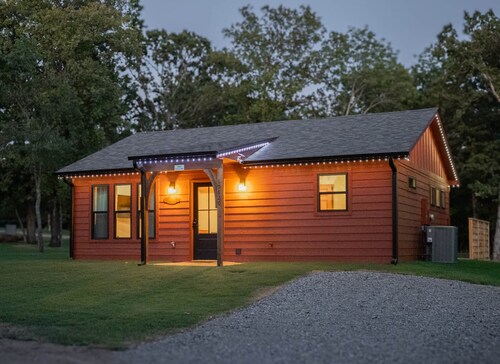 4 Cabin Retreat Sleeps 12 with Hot Tubs and Firepit