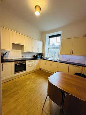 Mikrowelle, Ofen, Herdplatte, Geschirrspüler