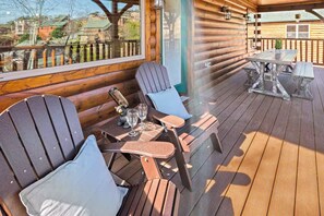 Outdoor dining - 3bedroom sleeps 11-Hot Tub-Pool Table-Pool-in Pigeon Forge-10 min to Gatlinburg (Pigeon Forge)