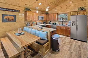 Fridge, microwave, oven, stovetop - 3bedroom sleeps 11-Hot Tub-Pool Table-Pool-in Pigeon Forge-10 min to Gatlinburg (Pigeon Forge)