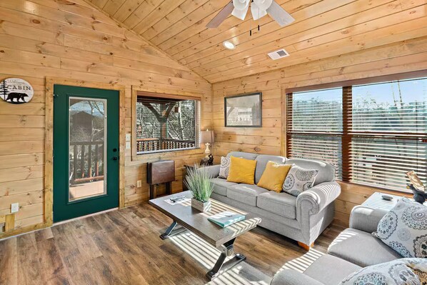 Smart TV, fireplace, books - 3bedroom sleeps 11-Hot Tub-Pool Table-Pool-in Pigeon Forge-10 min to Gatlinburg (Pigeon Forge)