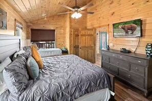 3 bedrooms, iron/ironing board, travel cot, free WiFi - 3bedroom sleeps 11-Hot Tub-Pool Table-Pool-in Pigeon Forge-10 min to Gatlinburg (Pigeon Forge)