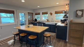 Een koelkast, een magnetron, een oven, een kookplaat