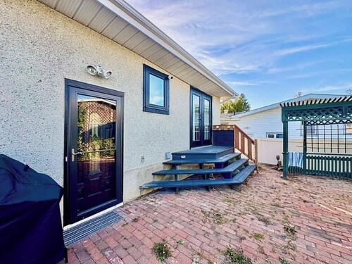 Welcoming 2-bedroom house with AC in charming Edmonton