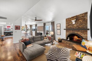Smart-TV, Kamin, Videospiele, Stereoanlage