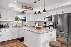 Een koelkast, een magnetron, een oven, een kookplaat