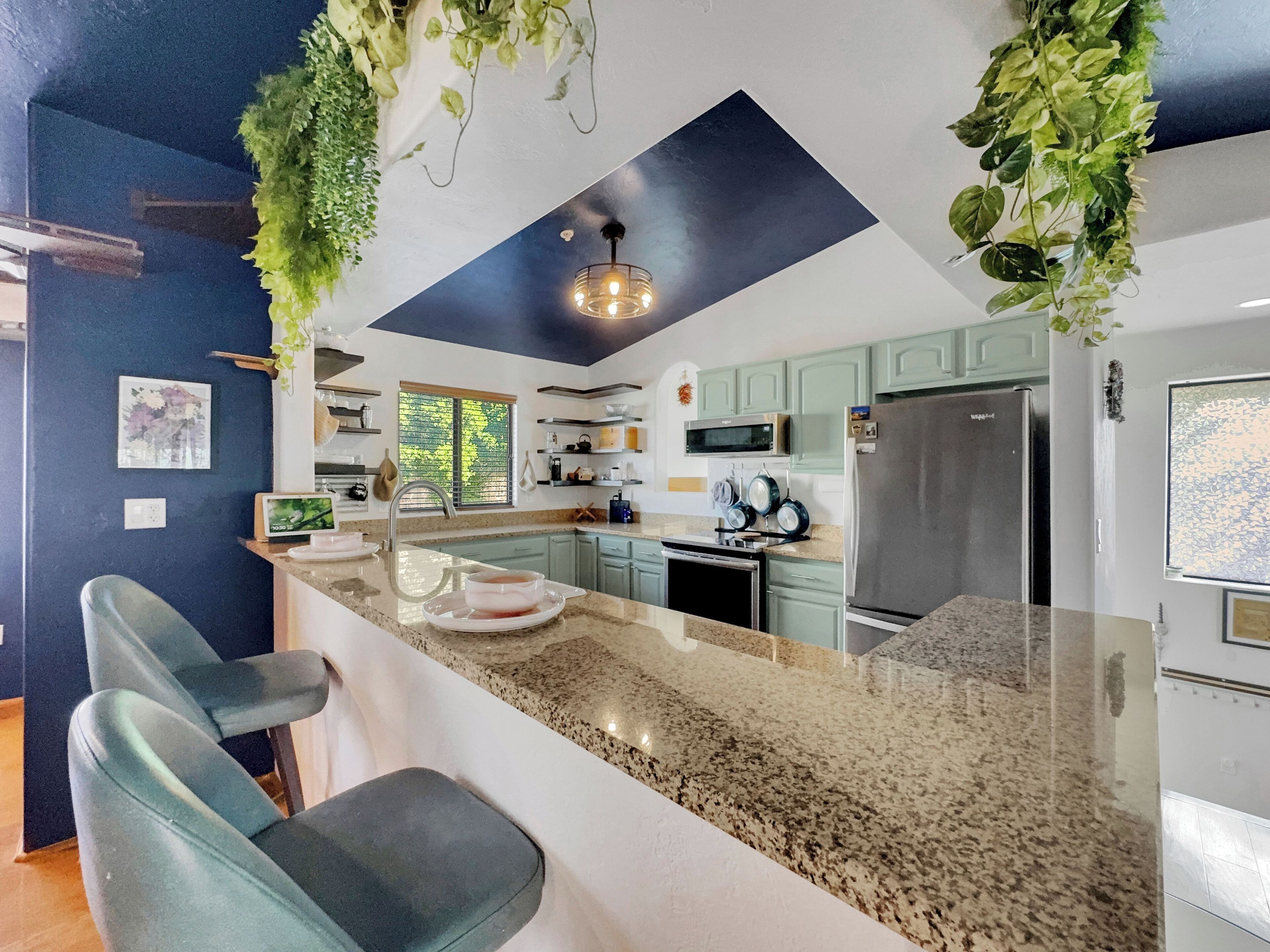 Kylskåp, mikrovågsugn, ugn och spishäll