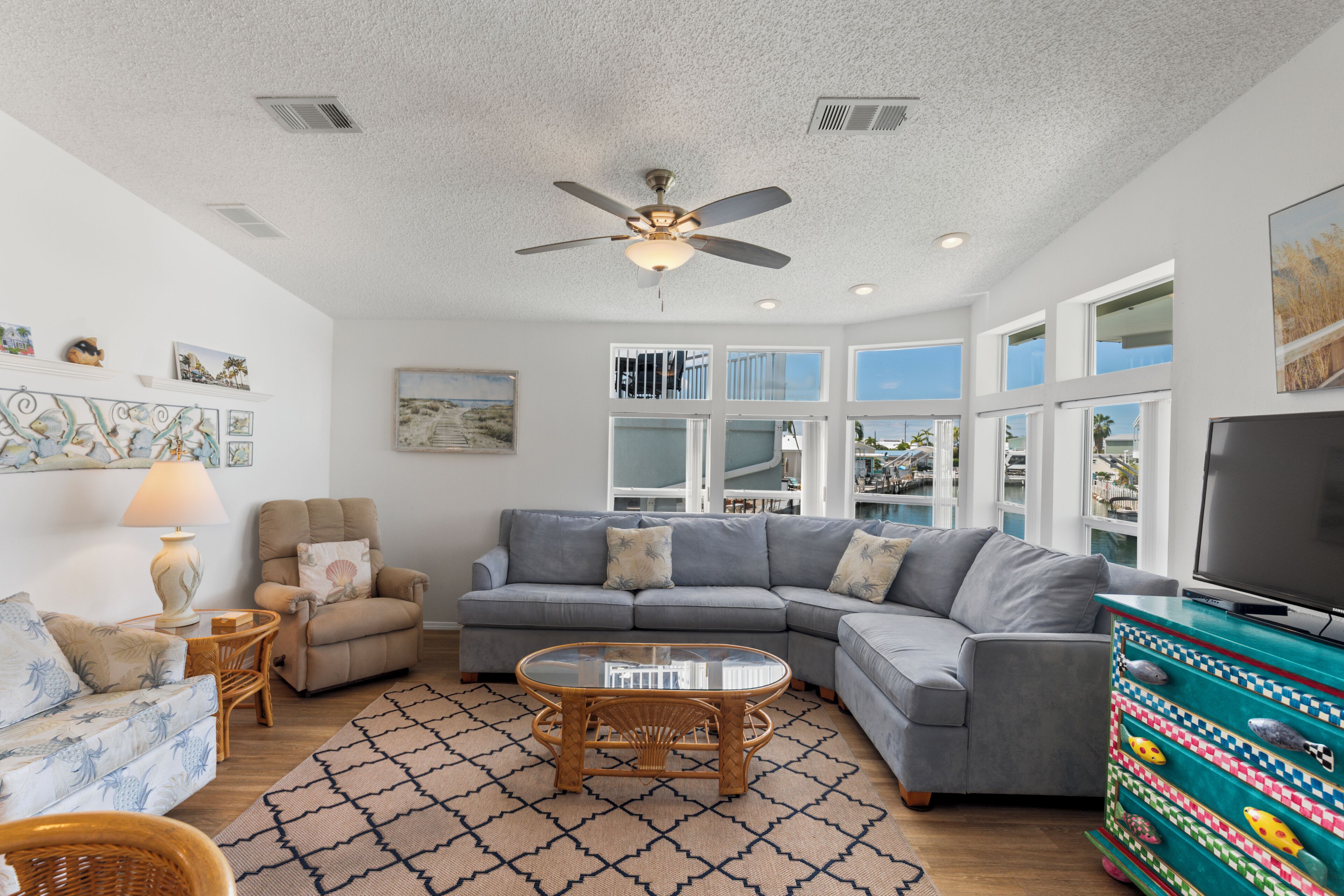 Fernseher, Tischtennisplatte, Bücher