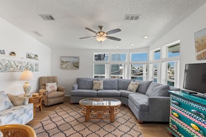 Televisio, pöytätennispöytä, kirjoja