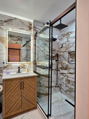Dusche, Haartrockner, Handtücher, Seife