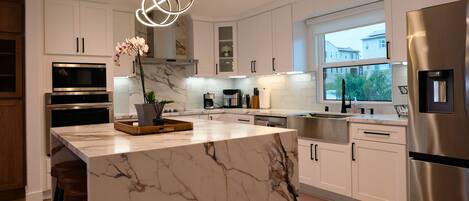 Refrigerador, microondas, horno, placa de cocina