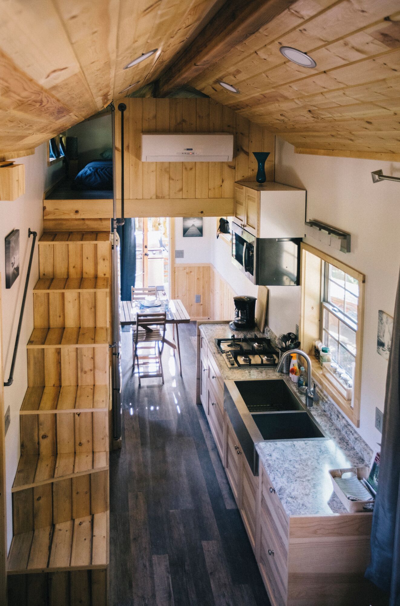 Refrigerador, microondas, parrilla de estufa y cafetera y tetera 