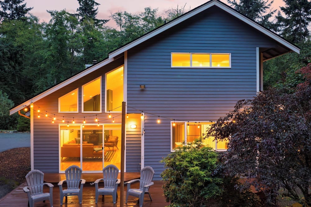 Forest Front Home w/ Fire Pit, Mins to Beaches, Wineries & Trails Cedarview Retreat by Avantstay - Bridgehaven, WA