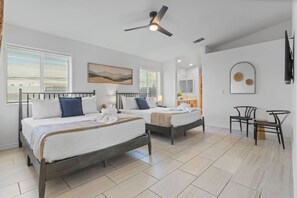 5 soverom, skrivebord, strykejern/-brett og reiseseng for barn