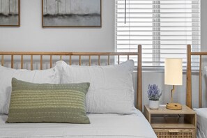 6 soverom, skrivebord, strykejern/-brett og reiseseng for barn