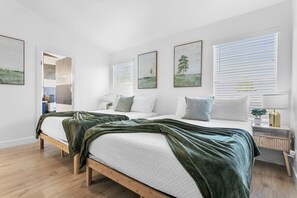 3 bedrooms, desk, iron/ironing board, travel cot - Perfect 3BD Group Trip to Vegas! (North Las Vegas)