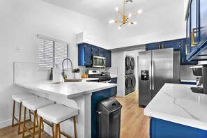 Fridge, microwave, oven, stovetop - Perfect 3BD Group Trip to Vegas! (North Las Vegas)