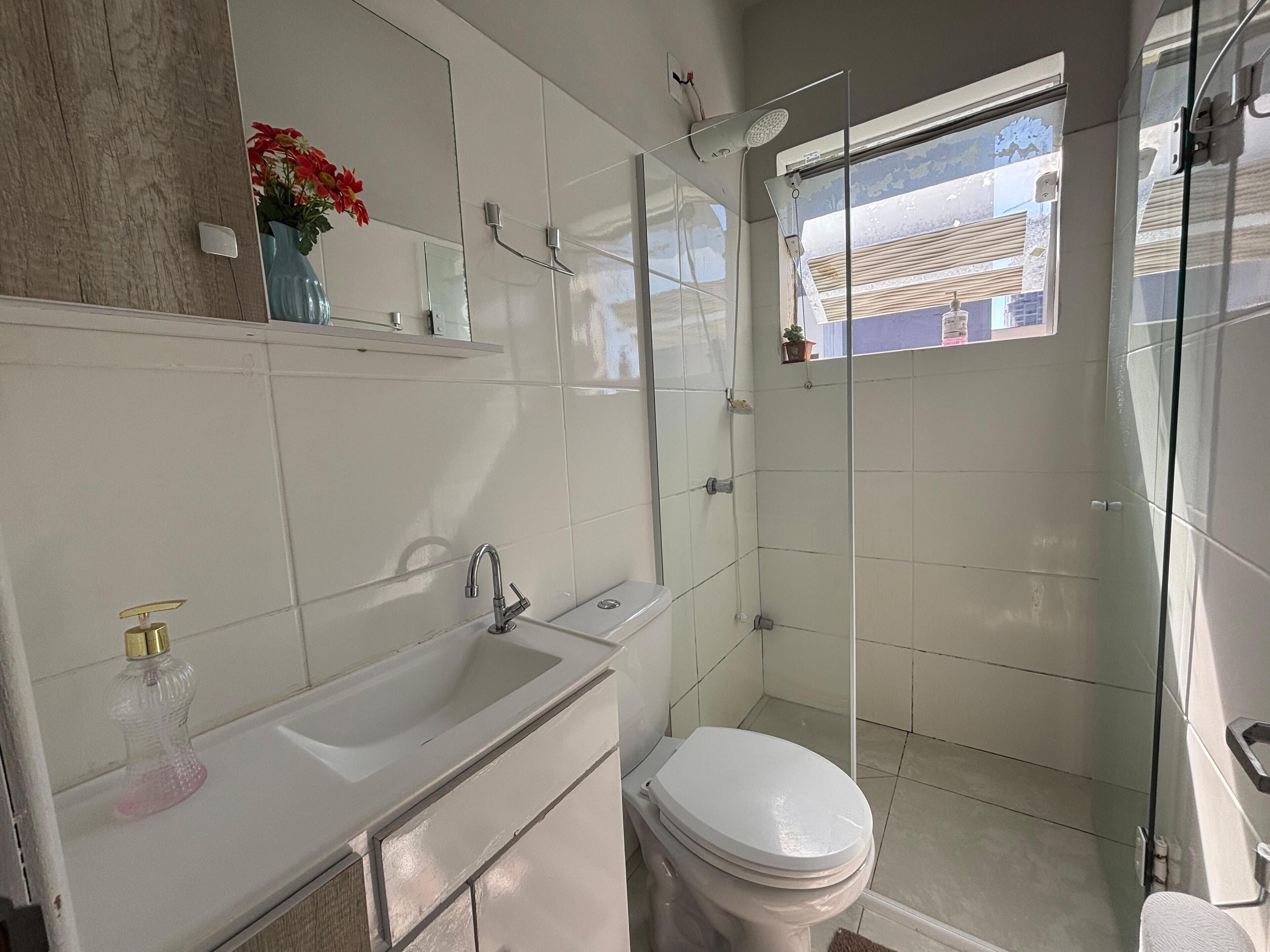 Regadera, secadora de cabello, bidet, toallas 