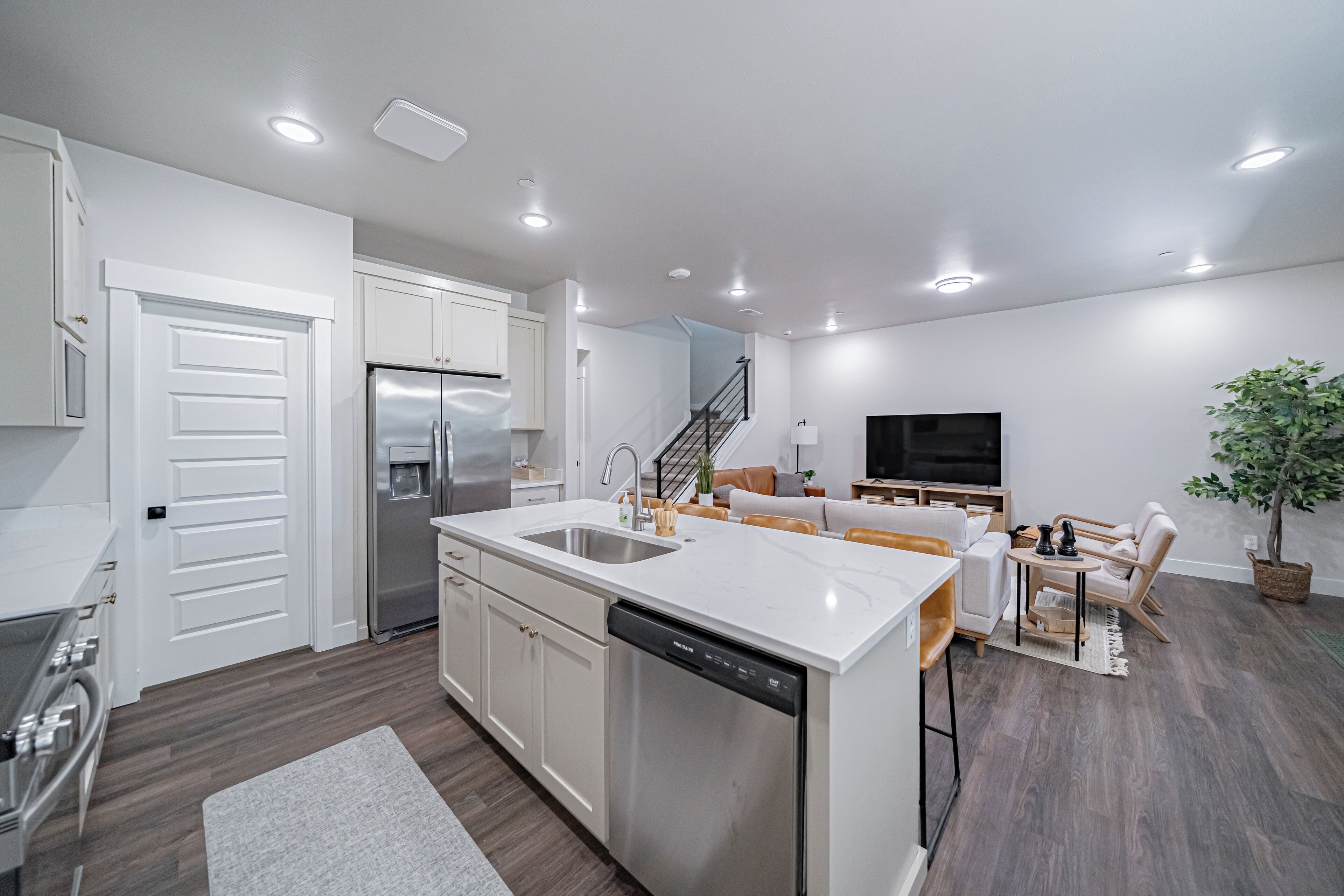 Microondas, horno, parrilla de estufa y lavavajillas 