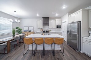 Micro-ondes, four, plaque de cuisson, lave-vaisselle