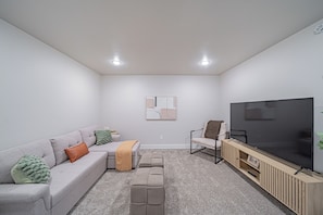 TV - Brand New Townhome in proximity to the Hospital, Mall, Restaurants, and Parks. (Idaho Falls)