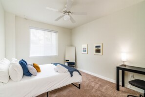 Classic Apartment, 1 Katil Ratu (Queen), Non Smoking, Haiwan Kesayangan Dibenarkan | Meja, ruang kerja komputer riba, Wi-fi percuma 