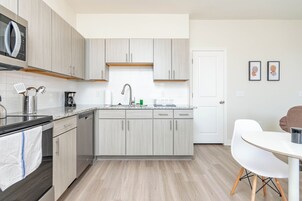 Refrigerador con freezer, microondas, horno, placa de cocina