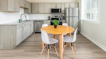 Classic Apartment, 1 Queen Bed, Non Smoking, Pets allowed | Dining room