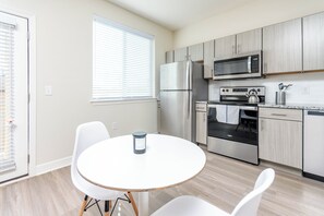 Standard Apartment, 1 Bedroom, Non Smoking, Kitchen | Ruang makan