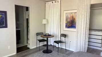 Een strijkplank/strijkijzer, wifi, beddengoed