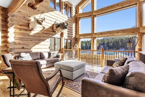 Smart TV, fireplace, stereo